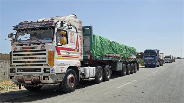 <p>Egyptian
trucks carrying humanitarian aid bound for the Gaza Strip wait near the Rafah
border crossing on the Egyptian side on 26 May 2024, amid the ongoing conflict
in the Palestinian territory between Israel and the Palestinian militant group
Hamas. 

&nbsp;
</p><p>Aid
trucks from Egypt began entering the Gaza Strip on Sunday through the
Israeli-controlled Kerem Shalom crossing, state-linked media Al-Qahera News
reported.
</p><p><em>(Photo
by AFP)</em></p>