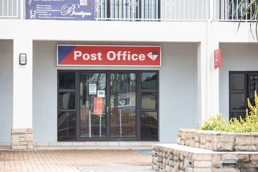 Three of the suspects walked into the Post Office carrying firearms, shortly after an amount of R600 000 was delivered as requested by the postmaster.
Misha Jordaan