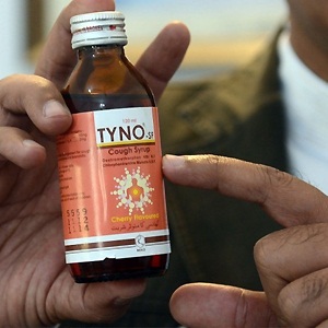 A Pakistani health official holds a bottle of toxic cough syrup at a hospital in Lahore on November 26, 2012. PHOTO: AFP