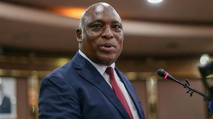 Zimbabwe Reserve Bank Governor John Mushayavanhu p