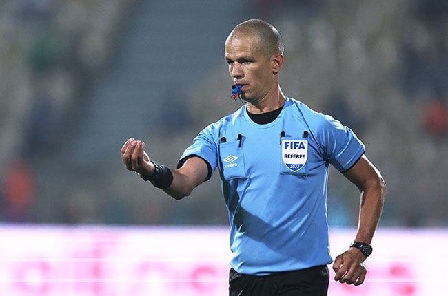 Víctor Gómez de SA figura entre los 5 mejores árbitros de fútbol
