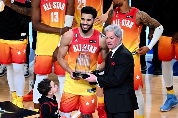 <p>Boston Celtics forward <strong>Jayson Tatum </strong>received the Kobe Bryant Trophy as the 2023 NBA
All-Star Game MVP.&nbsp; </p><p>Tatum
scored 55 points and added 10 rebounds and six assists to lead Team Giannis
past Team LeBron 184-175 in the 72nd NBA All-Star Game.&nbsp; He set the NBA All-Star Game record for total
points and points in a quarter (27 points in the third quarter).</p><p>-<em> NBA</em>.</p><p>(<em>Photo by&nbsp;Alex Goodlett / GETTY IMAGES NORTH AMERICA / Getty Images via AFP</em>)</p>