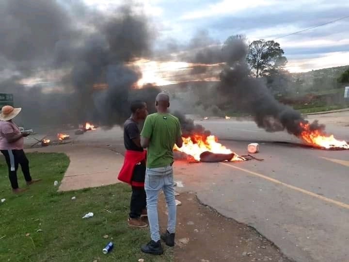 Irate Elandskop residents are protesting over electricity outages. The residents have closed off Taylor's Halt to KwaMnyandu.