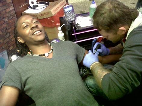 Andreas Shifotoka getting a Loeries tattoo last year. <br />