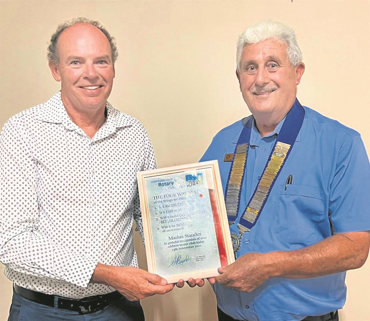 Marius Stander (left) receiving a certificate of gratitude from Alan Reynolds (right) president of The Rotary Club of Uitenhage South.                   