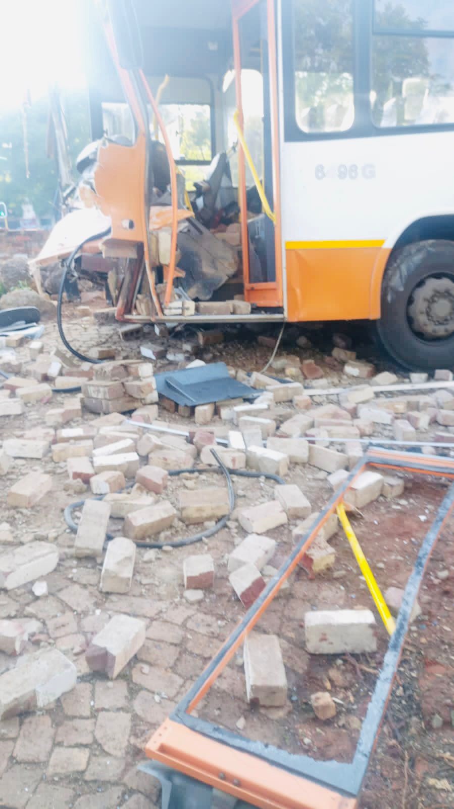 A Putco bus lost control and bumped into a wall on corner Oxford and Bomoas road in Joburg. Photo by Keletso Mkhwanazi