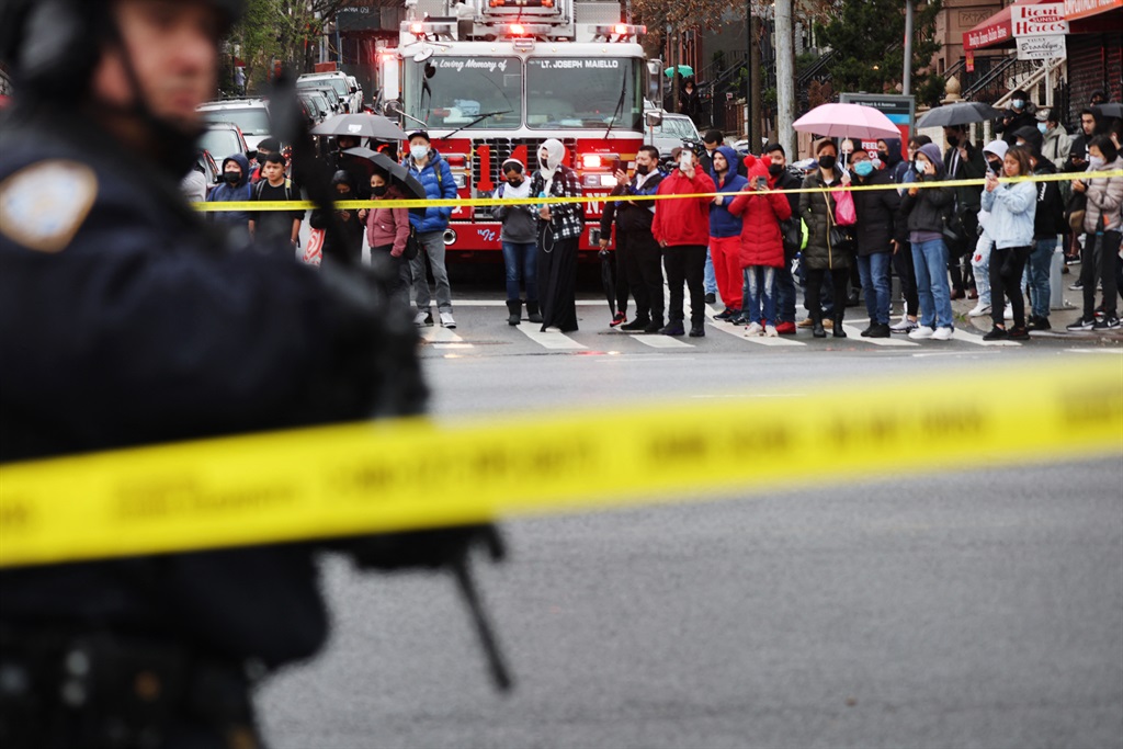 Tersangka buron saat penembakan di kereta bawah tanah Brooklyn melukai 16