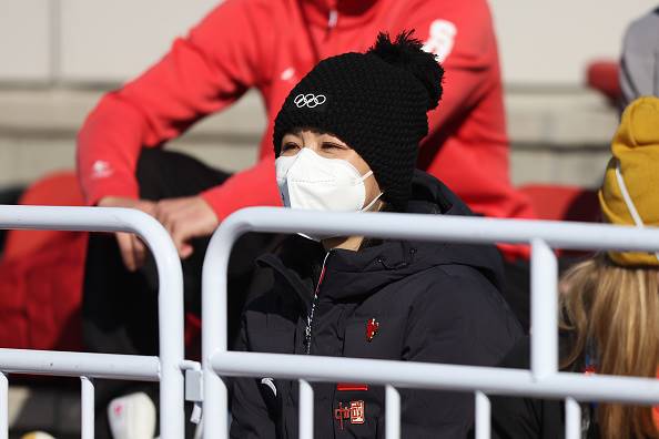 Peng Shuai hou die aksie by die Winterspele in Beijing dop.  Foto: Getty Images