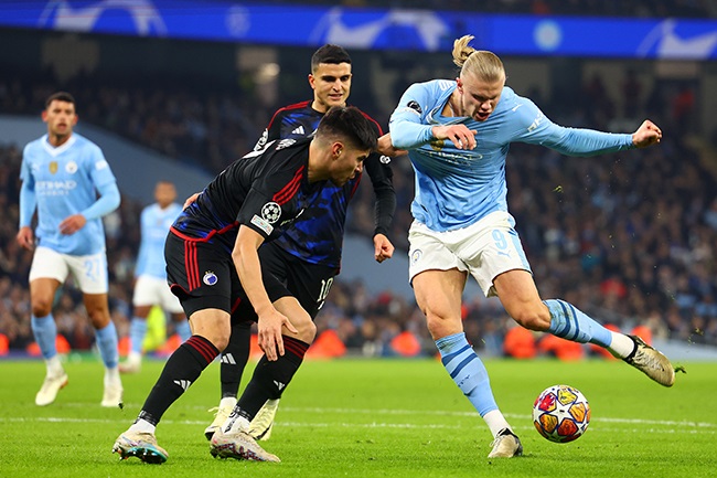 Erling Haaland of Manchester City duels Kevin Diks of FC Copenhagen during the UEFA Champions League match at Etihad Stadium on 6 March 2024. (Photo by Chris Brunskill/Fantasista/Getty Images)