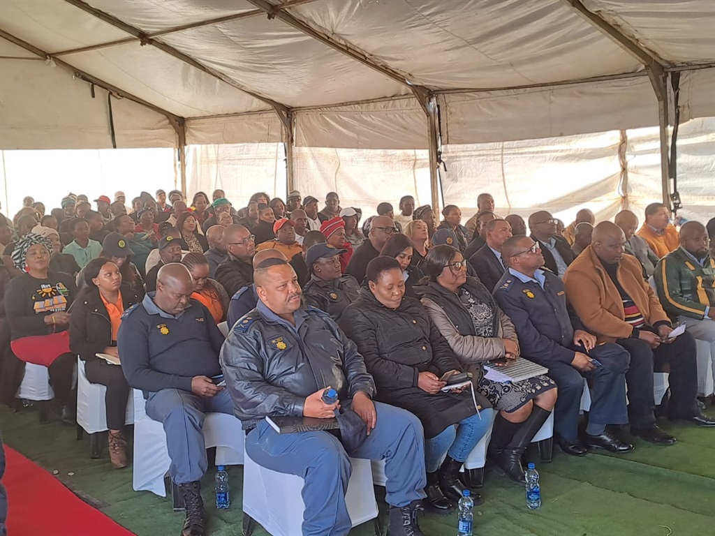 The SAPS hosted a dialogue session on Gender Based Violence and femicide with tavern owners, youth, and the community at Melisizwe Tavern in Kwazakele, Gqeberha on June 29.