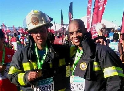 News24.com | Cape firefighters brave Two Oceans Marathon in their uniforms... for a worthy cause