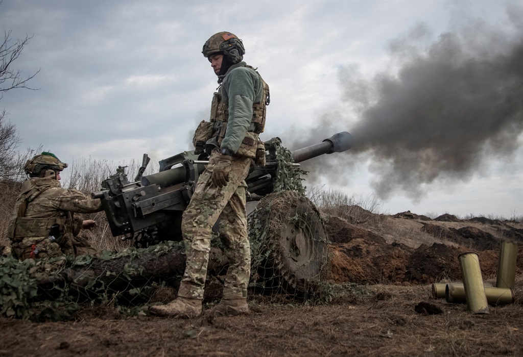 Oekraïense diensbeamptes vuur 'n howitzer M119 aan die gevegsfront af te midde van Rusland se aanval Oekraïne, naby die stad van Bachmoet. Foto: Reuters/Oleksandr Ratushniak