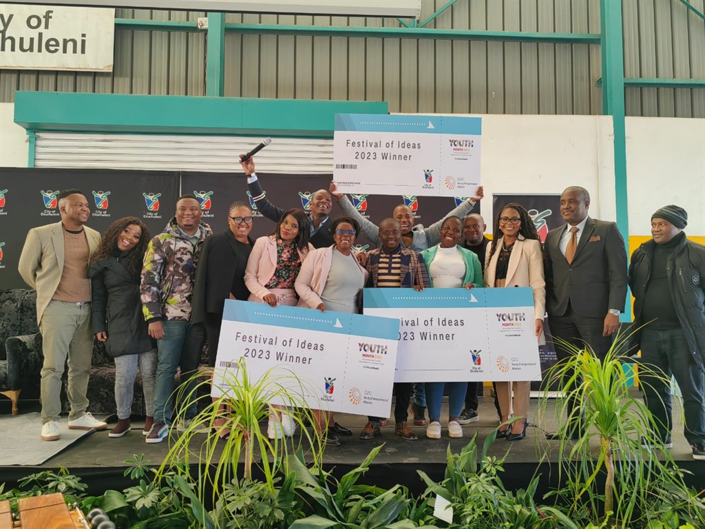 MMC for Economic Development and City Planning councillor Nomadlozi Nkosi and MMC for Roads and Transport Cllr Andile Mgwevu pictured with the winners and judges of the Festival of Ideas pitching competition. 
