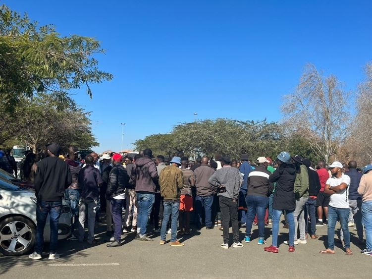 Drama was the order of the day at Maponya Mall between taxi operators and e-hailing drivers on Thursday.  Photo by Nhlanhla Khomola