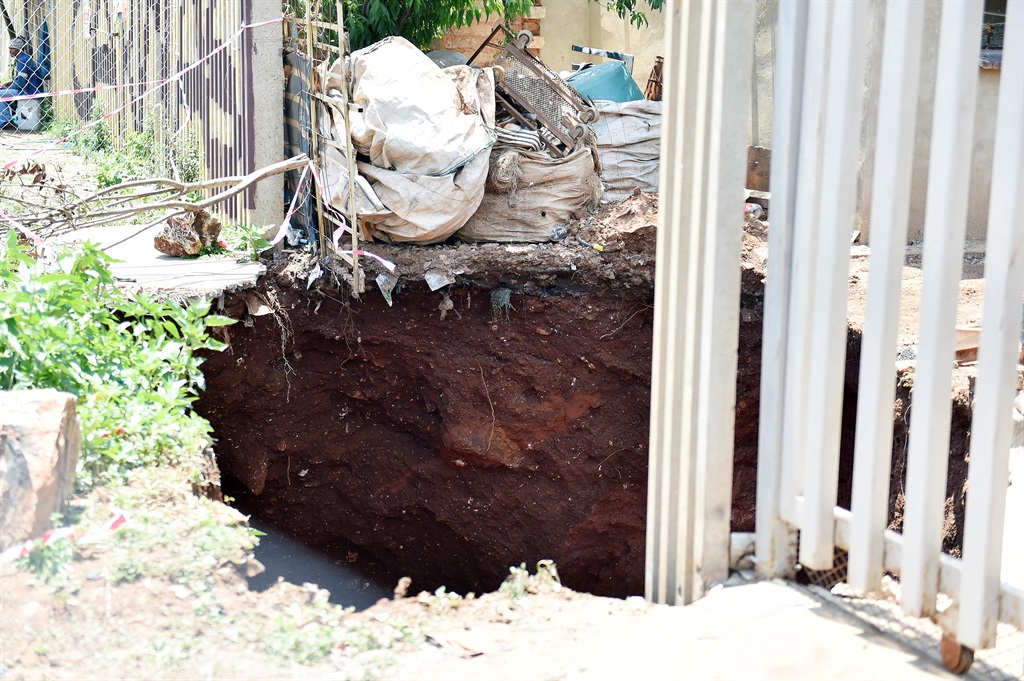 A SINKHOLE has left some residents of Rondebult in Ekurhuleni fearing for their lives. Pics by Christopher Moagi