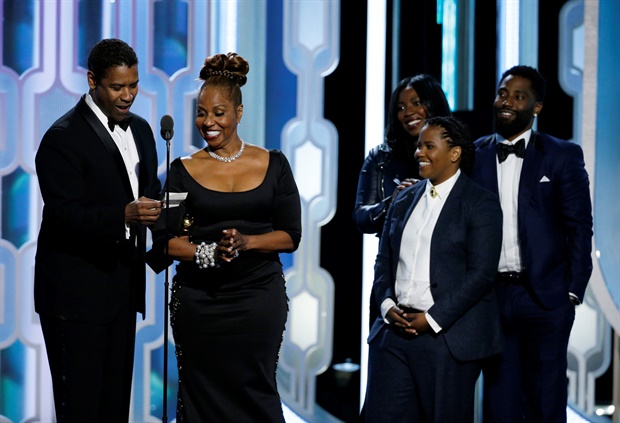 <p>Denzel and his family on stage.</p><p>Hello, Denzel's son and <em>Ballers</em> star, John!</p><p></p>