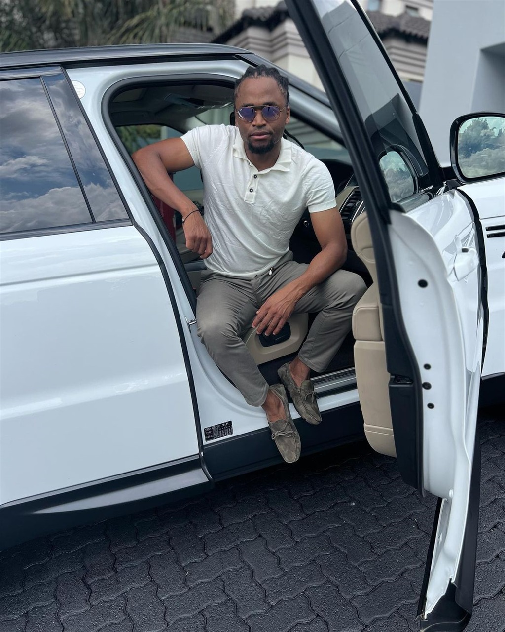 Kaizer Chiefs legend Siphiwe Tshabalala got to ride a new Nissan 4x4 over the weekend.