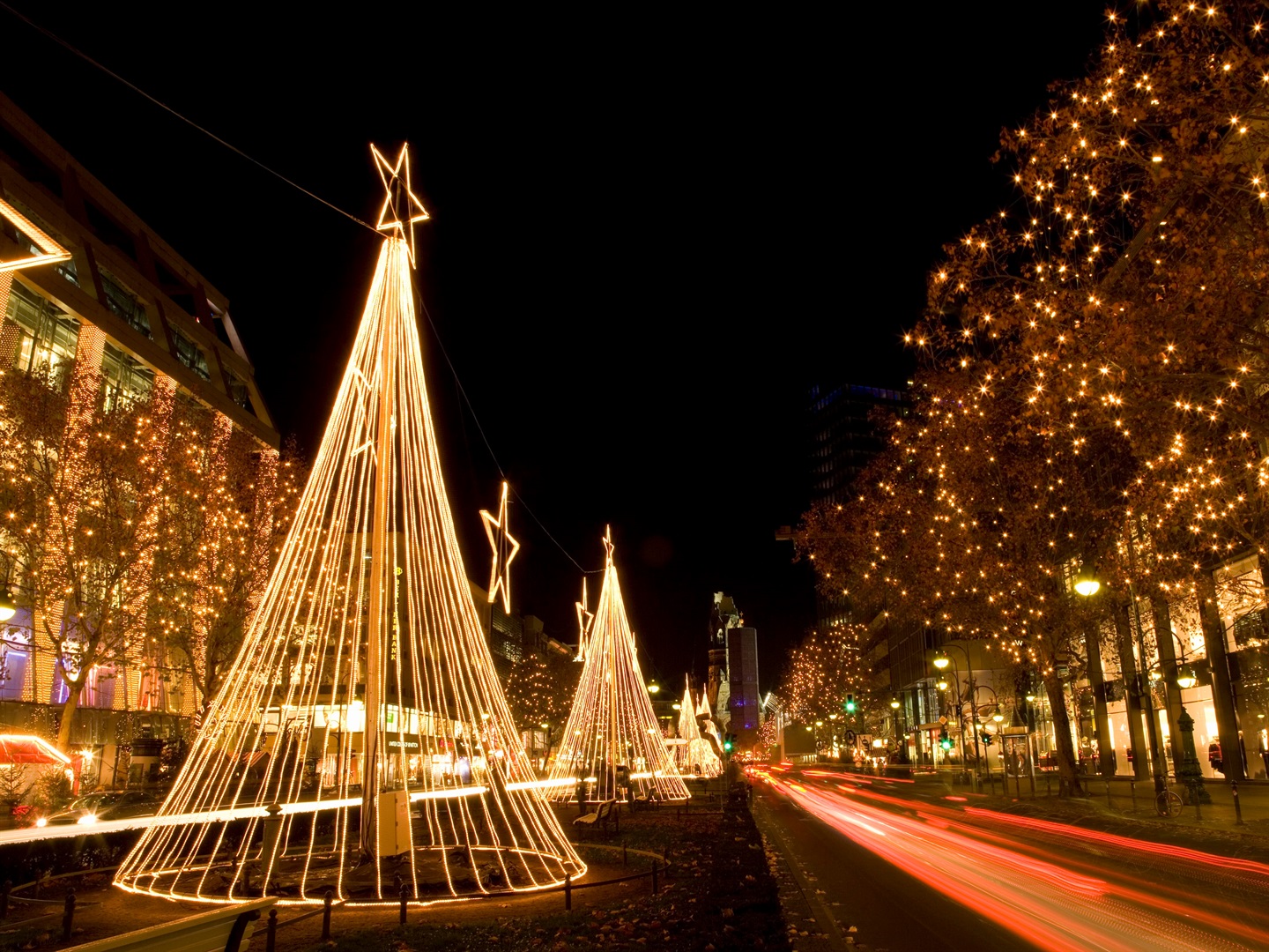 30 jaw-dropping holiday light displays from around the world