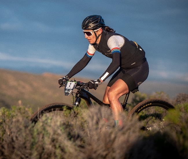 Yolande de Villiers rides stronger, the harsher it gets, on Karoo trails. (Photo: Carli Smith/www.zcmc.co.za.)