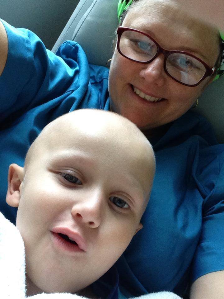 Nadia Lewis met haar seun, Hanno, wat in 2014 aan kanker dood is. Foto: Verskaf
