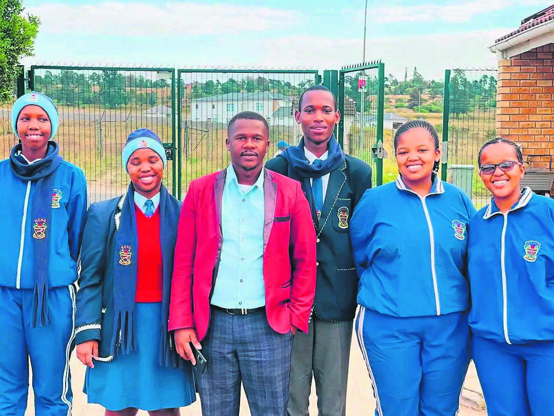Learners from Holy Cross Senior Secondary School in Mthatha  won a trolley library in a competition that was held by Metro FM, are, Onwaba Zimela (Grade 11) and Anelisa Ngonyolo(Grade 12) posing with their teacher, Yamkela Ntwalana. Other participants from this school were Imi Nkosiyane (Grade 11), Alungile Sigcau (Grade 12) and Uzile Titi (Grade 11).