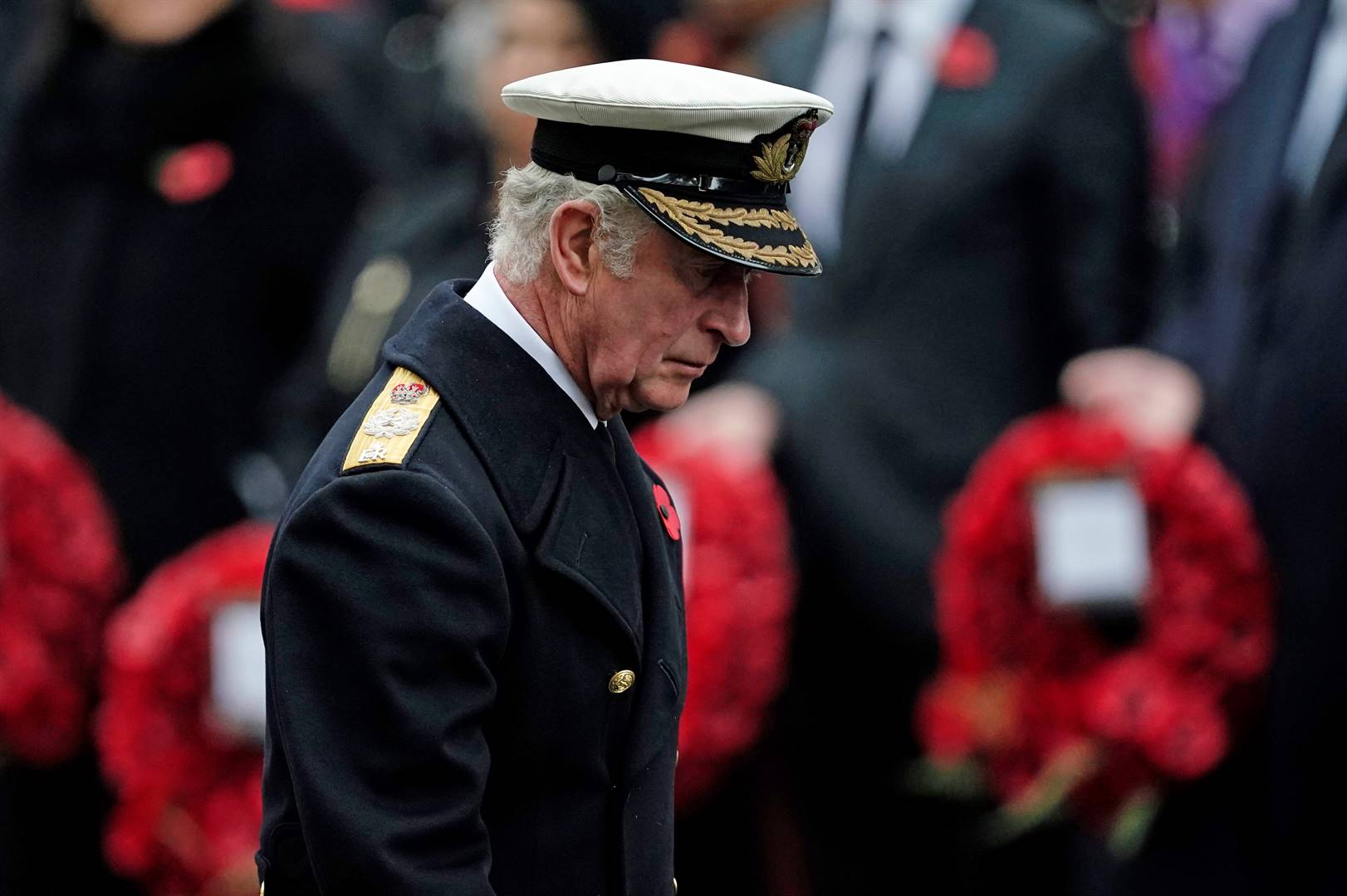 ’n Bewoë prins Charles, wat Sondag ook sy verjaarsdag gevier het, ten tyde van die kransleggings.  Foto: Getty Images 