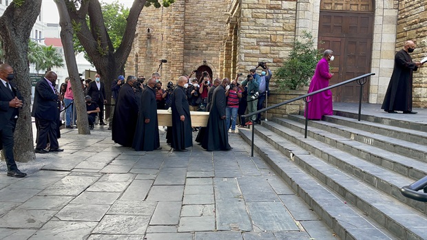 <p><strong>JUST IN:</strong> </p><p>Archbishop Emeritus Desmond Tutu's casket has arrived at St George's Cathedral. </p><p>Tutu's casket was as simple as he wanted it to be with no extravagance. Anglican clergies came as pallbearers for the Arch. </p><p>The Tutu family had also arrived. A private service for the family will now be held. </p><p>- Marvin Charles</p>