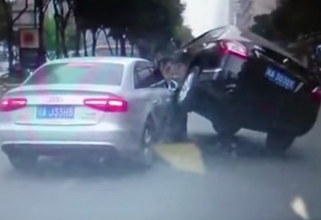 <b>HOW NOT TO HANDLE A TRAFFIC ROW:</b> A driver paid a huge price for lane-cutting. <i>Image: YouTube</i>