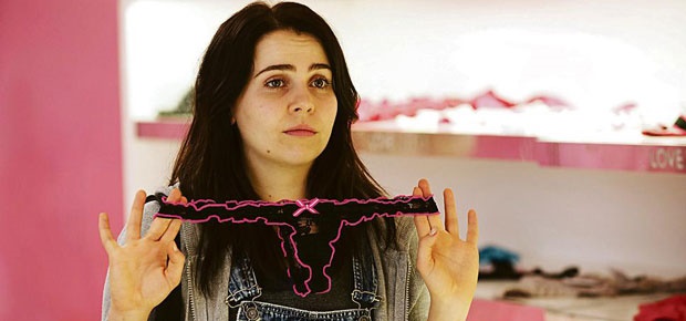 Mae Whitman plays Bianca Piper, a smart and funny teenager who just happens to be a little less glamorous than her friends