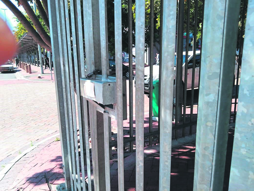 toilet-stukkend-mense-pee-in-pad-son
