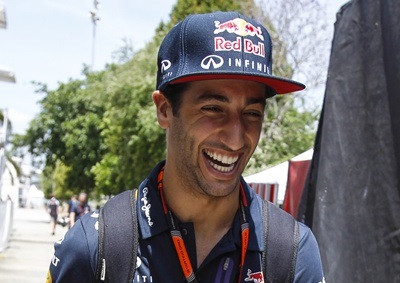 <b>AFFABLE DRIVER: </b> Red Bull's Daniel Ricciardo shares a laugh with a fan. <em>Image: AP / Joshua Paul </em>