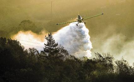 Werk met Vuurse lugbrandbe­stry­dingshulp­bronne staan grondspanne by, en takel ook veldbrande in moei-lik bereik­bare gebiede. FOTO: WORKING ON FIRE