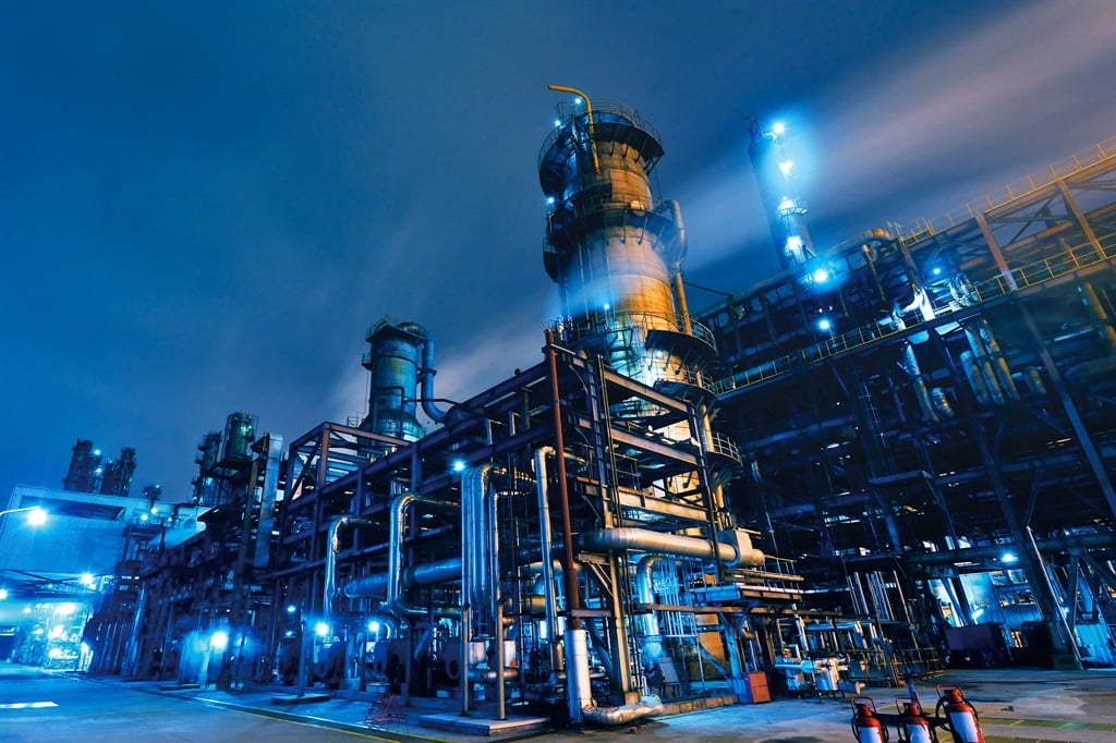 Petrol Rafinerisi, Kimya ve Petrokimya tesisi abstr