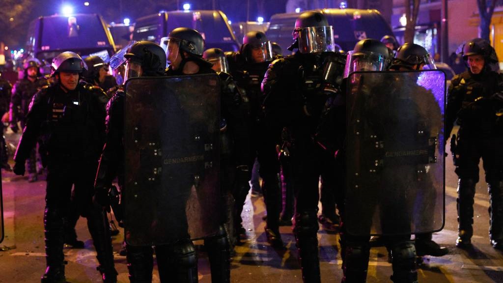 Franse gendarmes opereren in oproeruitrusting tijdens een dem