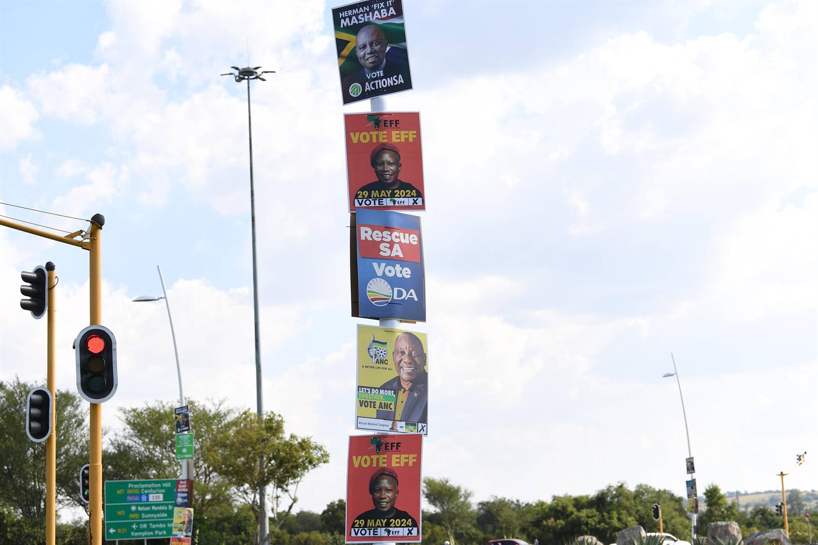 Eskom waarsku politieke partye om nie verkiesingsveldtog-plakkate teen hul elektriese infrastruktuur aan te bring nie. Foto: Gallo Images