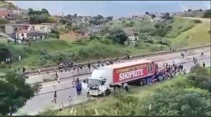 A screengrab of a video which shows a mob looting a Shoprite truck in Durban