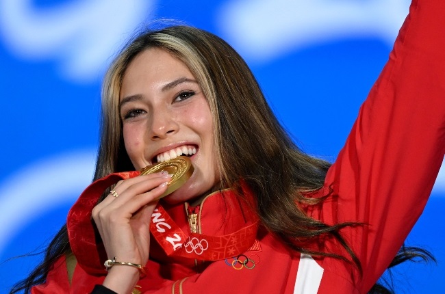 Olympic skiing sensation Eileen Gu with her first of two gold medals at the Beijing Olympics. She also won a silver medal. (PHOTO: Gallo Images / Getty Images)