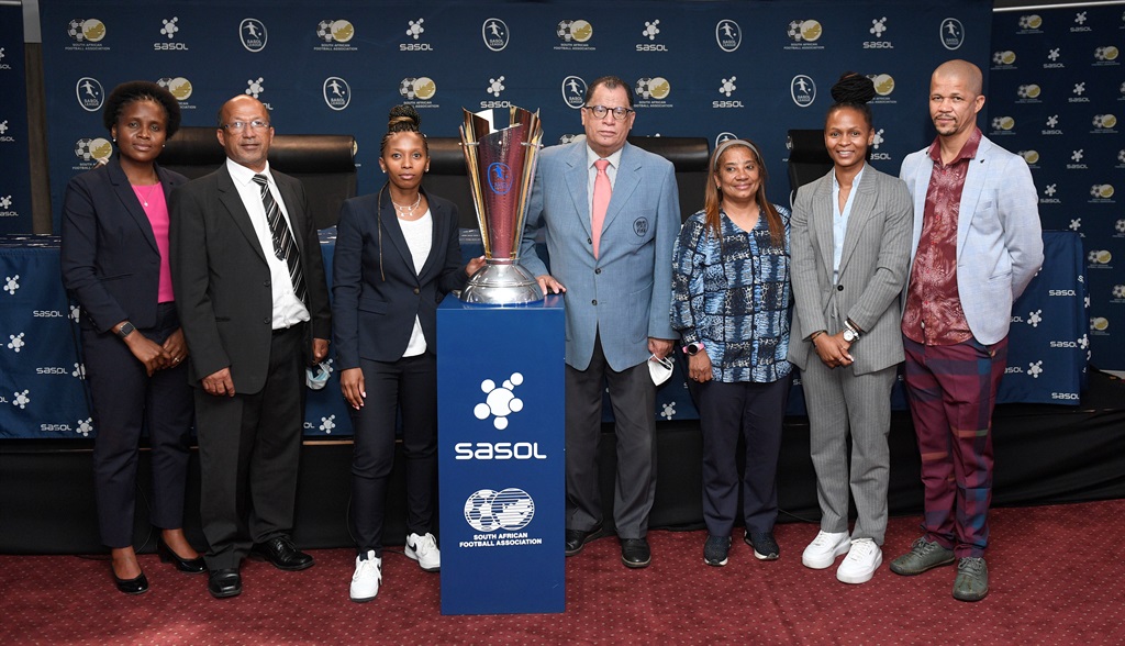 Safa president Danny Jordaan (middle) is flanked by the federation’s COO, Lydia Monyepao, Gerald Don, Sasol’s Nozipho Mbatha, Banyana Banyana coach Desiree Ellis, Amanda Dlamini and vice-president Gladwin White during the League National Championship draw yesterday.Photo by Sydney Mahlangu /BackpagePix