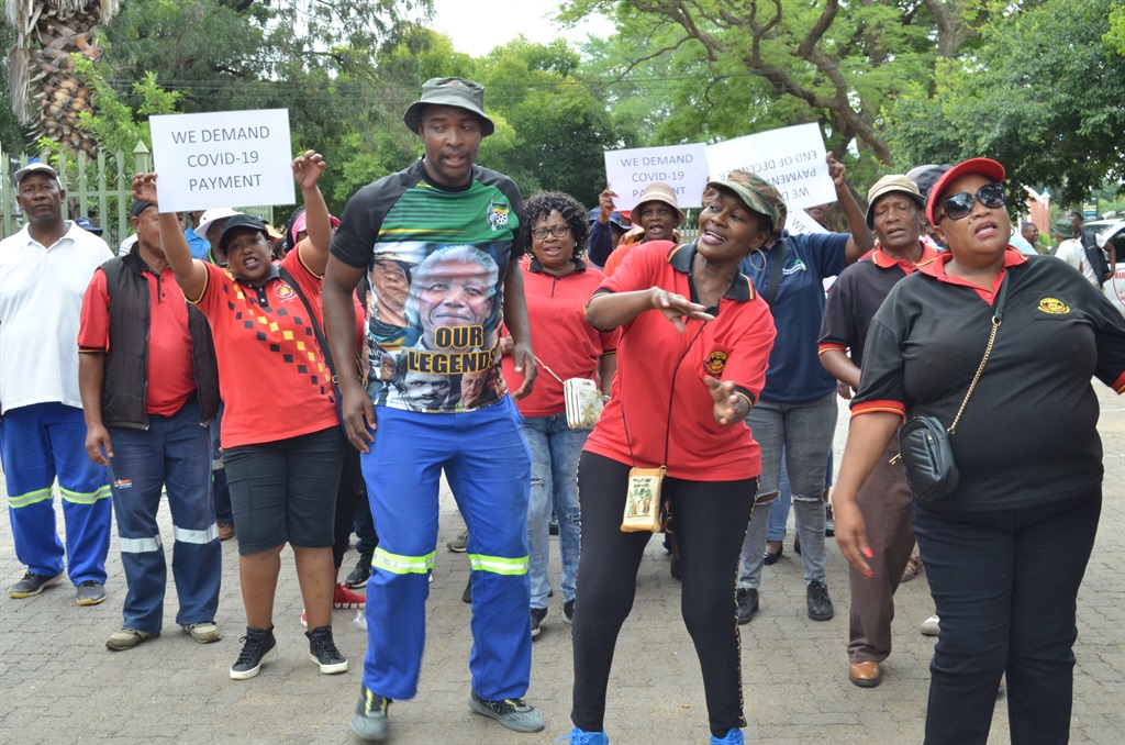 Municipal workers demanding the immediate payment 