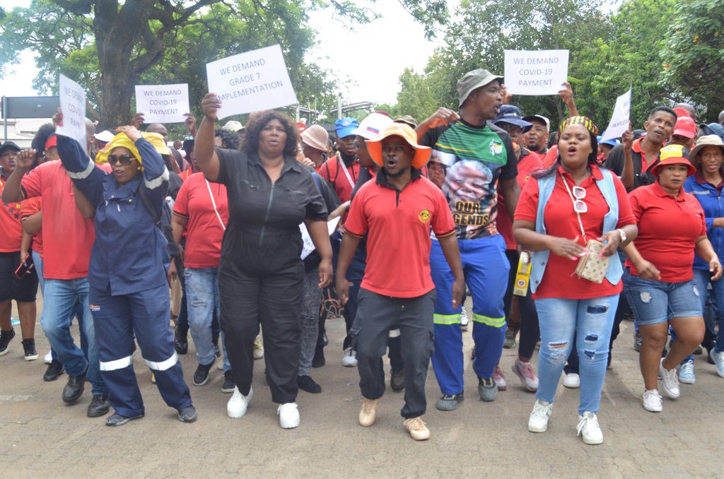 Municipal workers demanding the immediate payment 