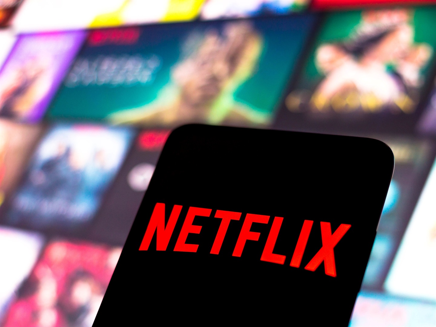Netflix het Rusland afgesny en dit het hom 700 000 intekenare gekos.