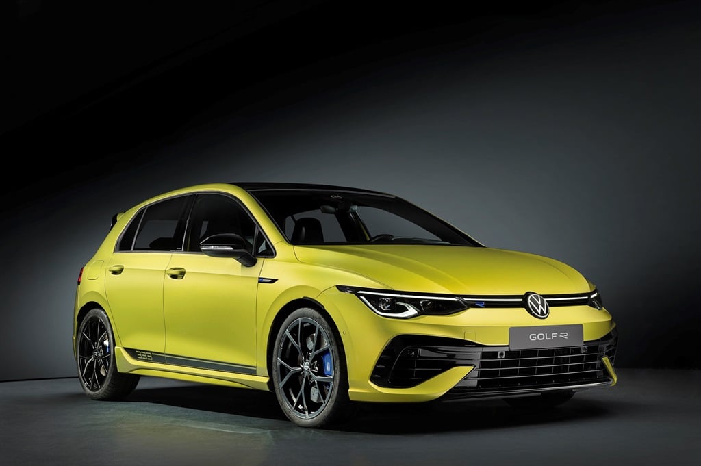 2024 Volkswagen Golf Facelift Spied Showing New Headlights