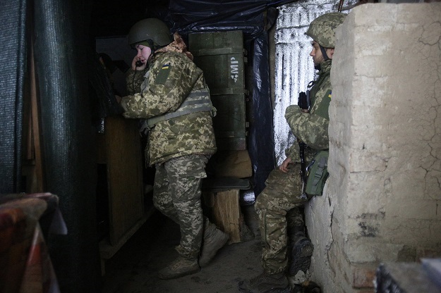 Militares das Forças Militares Ucranianas participam de sua posição na linha de frente com separatistas apoiados pela Rússia não muito longe de Novohnativka, região de Donetsk.