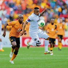 Kaizer Chiefs’ Willard Katsande (left) and Edward Manqele of Chippa United fight for the ball during their Absa Premiership match yesterday. Picture: Richard Huggard/Gallo Images