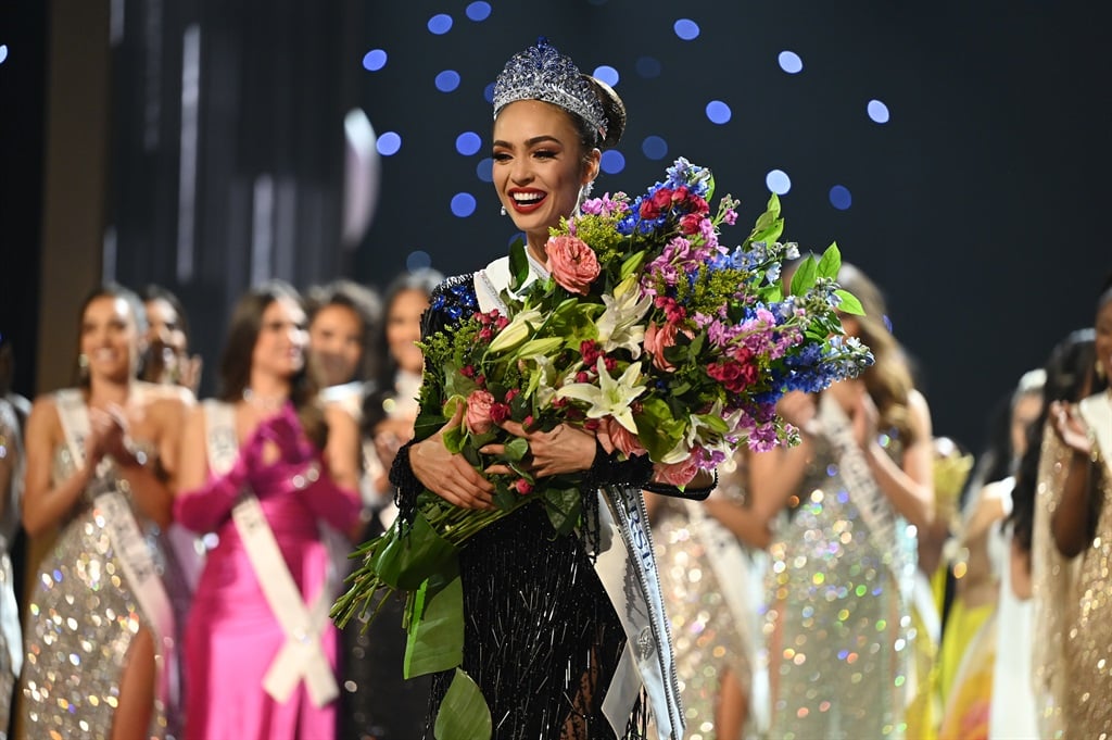 R'Bonney Gabriel, Miss Universe USA 2022 is crowned Miss Universe.