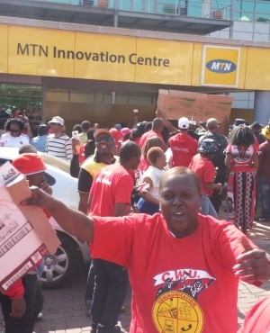 Members of the Communication Workers' Union (CWU) striking outside MTN's head office in Johannesburg. (Gareth van Zyl)