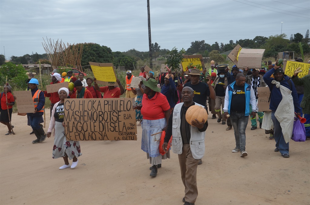 Fuming farmers marching to the Setlhare Traditional Council in Greenvalley outside Acornhoek, Mpumalanga. Photo by Oris Mnisi 