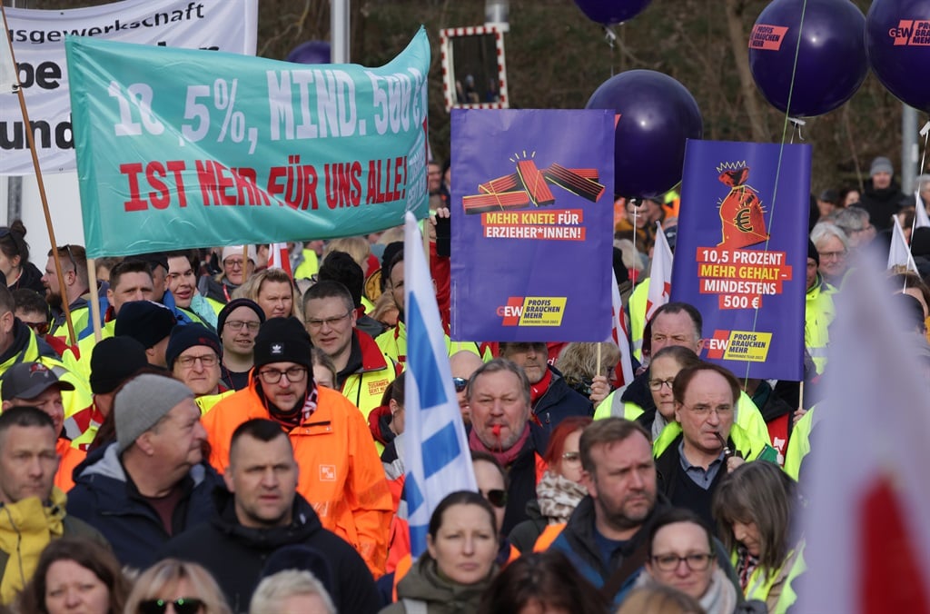 Striking public sector workers gather outside the venue where wage negotiations are taking place during a nationwide strike on March 27, 2023 in Potsdam, Germany. (Photo by Sean Gallup/Getty Images)