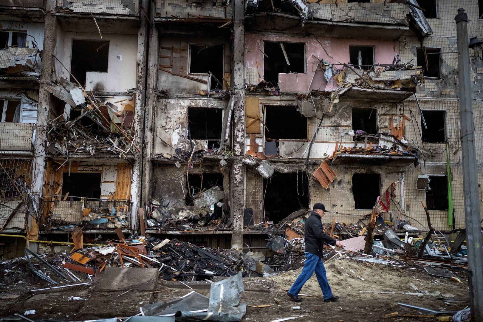 Um homem passa por um prédio destruído após um ataque com foguete na cidade de Kiev, na Ucrânia, na sexta-feira.  Foto: Emílio Morenatti/AP