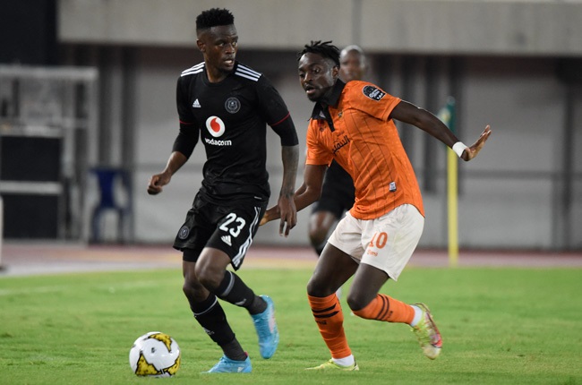 Latest Daily Orlando Pirates, Sakhile Innocent Maela (L) vies for the ball with RS Berkane's, Chadrack Muzungu Lukombe during the CAF Confederation Cup final. (AFP)